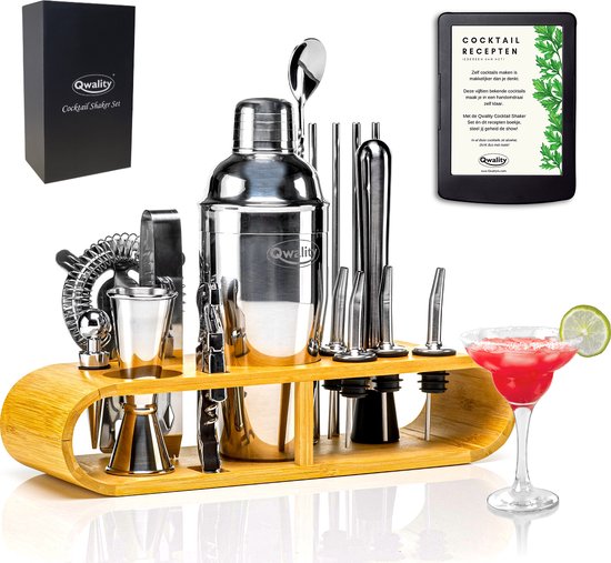 Service de shaker à cocktail Qwality avec support en bambou, livre de recettes et cocktail avec tranche de citron vert.