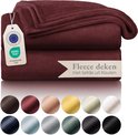 Twee opgevouwen bordeauxrode fleecedekens. Gecertificeerd met OEKO-TEX STANDARD 100.
