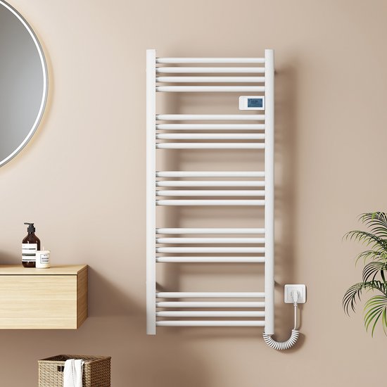 Een glanzend witte, elektrische handdoekradiator met een digitaal display, in een strakke badkamer.