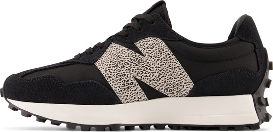 Zwarte New Balance 327 sneaker met beige luipaardprint N-logo op de zijkant en witte zool.