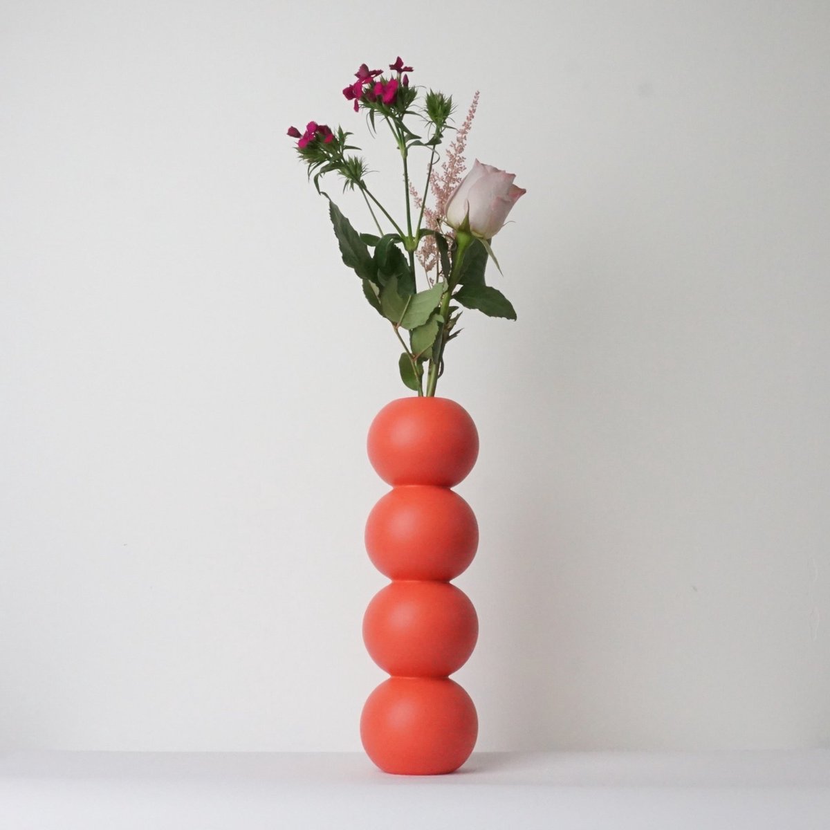 LEMON LILY Houten Vaas 'Stack' – Koraal Rood – Ø 8,5 × 26 cm – Inclusief Glazen Buisje – Handgemaakt Design vaas
