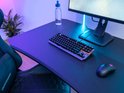 Een gaming bureau met een zwart, tenkeyless toetsenbord en muis.