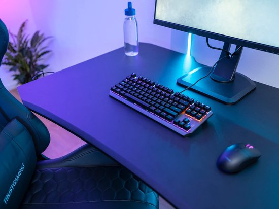 Een gaming bureau met een zwart, tenkeyless toetsenbord en muis.