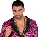 Man met korte haren draagt een roze en zwart zebraprint shirt met een dikke gouden ketting.