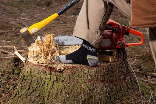 Zwarte werksok met grijze en gele accenten op de hiel. De tekst "WORK" is zichtbaar.