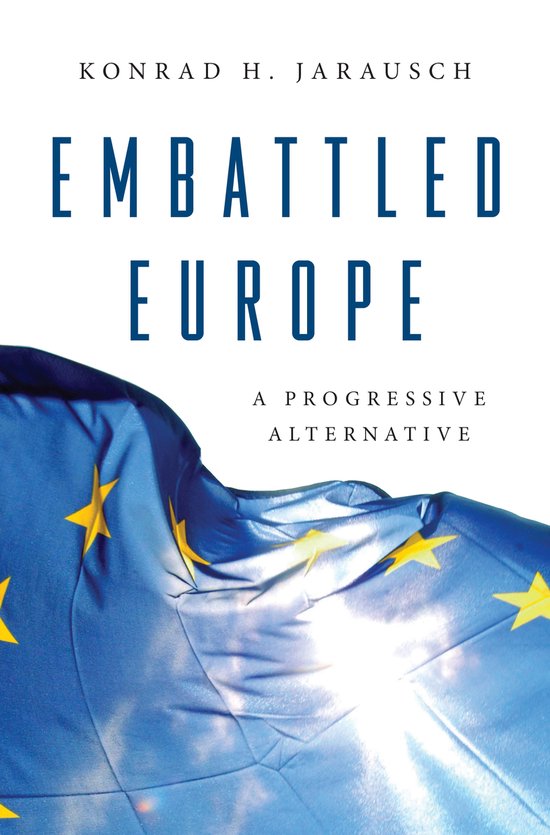 Le titre du livre 'Embattled Europe' avec le texte 'A Progressive Alternative' sur un drapeau européen flottant.