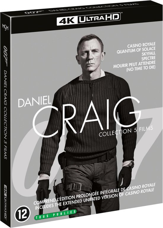 Daniel Craig 4K Ultra HD collectie met 5 films, waaronder Casino Royale, Quantum of Solace, Skyfall, Spectre, en No Time To Die. Craig draagt een zwarte trui en broek, met een wapen in zijn hand.