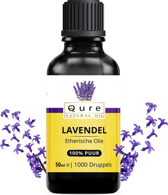 Zwarte fles Qure Natural Oil lavendel etherische olie, omringd door paarse lavendelbloemen. Het gele etiket vermeldt 'LAVENDEL Etherische Olie 100% PUUR 50ml e 1000 Druppels'.