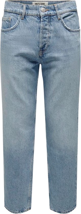 Voorkant van een lichtblauwe jeans met knopen en het 'ONLY & SONS' logo op de tailleband.