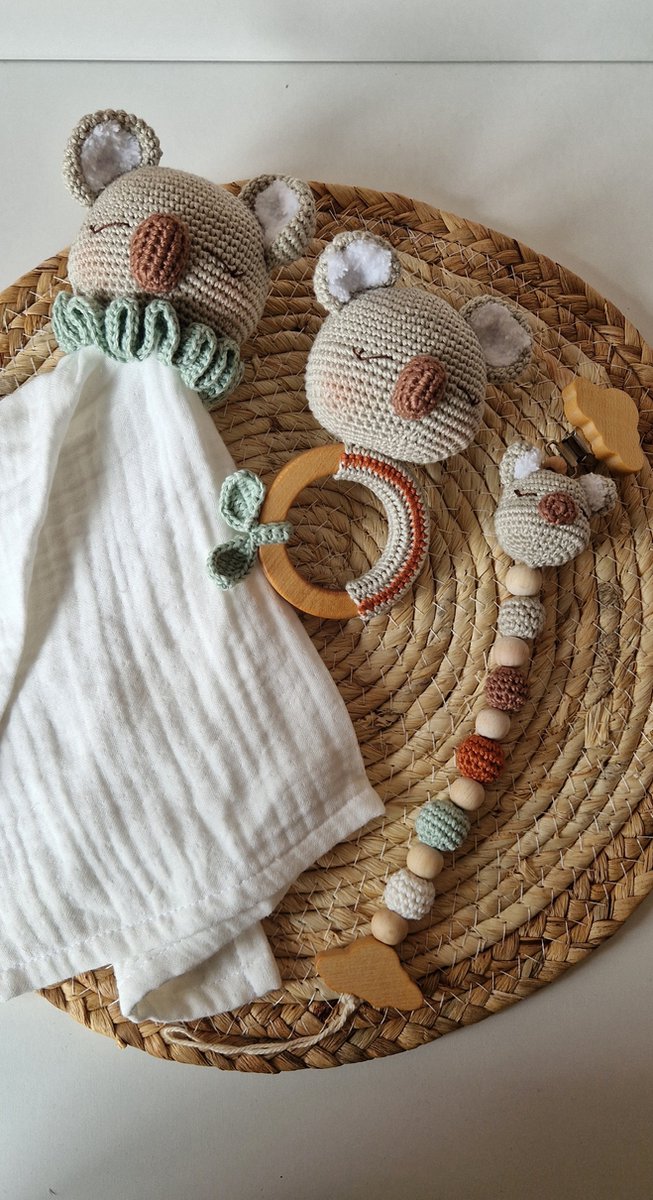 Goedkoopste Kraamcadeau Babyshower Geschenkset handgemaakt 3 delig Koala Knuffelvriendje Rammelaar Speenkoord
