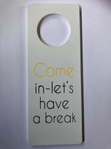 Houten deurhanger met tekst: Come in - let's have a break