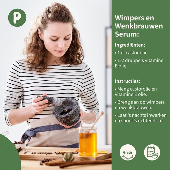 Vrouw met krullend bruin haar maakt wimpers en wenkbrauwen serum met mortier en stamper.