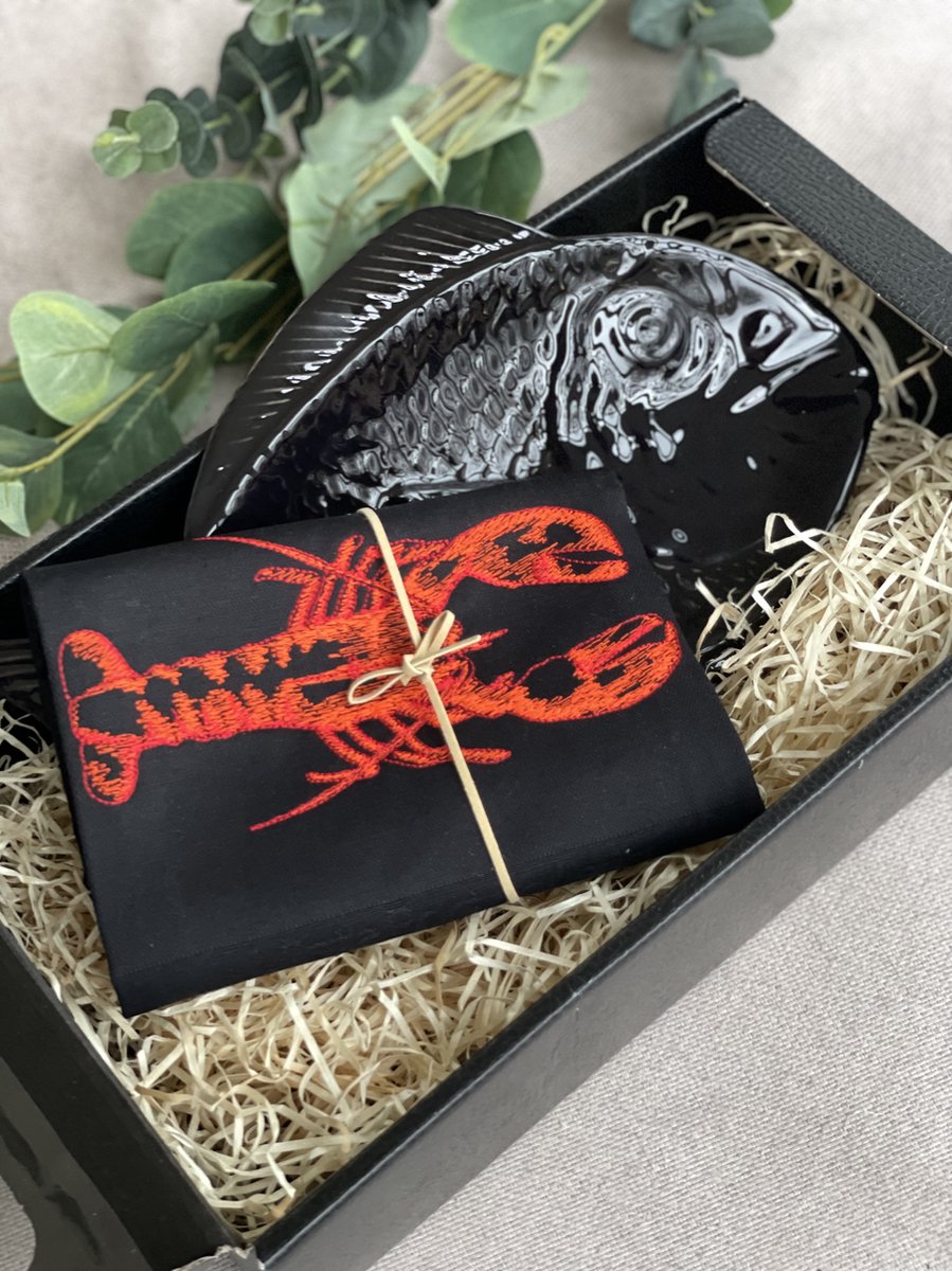 PuroPortugues - giftset - giftbox - Albufeira - keramiek - tapas - visbord - schaal - visschaal - met theedoek - geborduurd - kreeft zwart - OP=OP