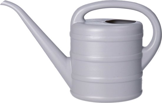 Grijze gieter met handvat en lange tuit, horizontale ribbels op het lichaam.