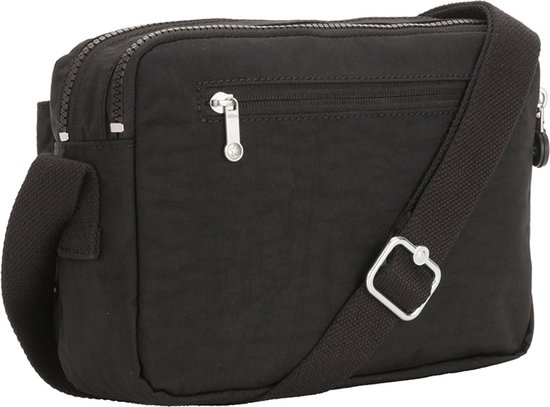 Zijkant van een zwarte Kipling schoudertas met een verstelbare schouderband en een metalen D-ring.