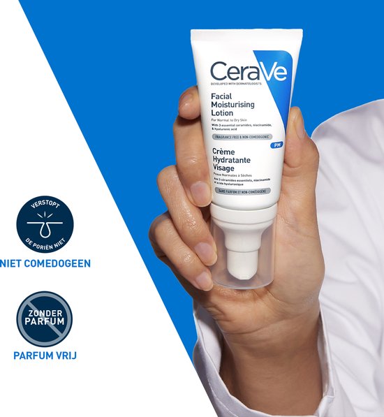 Hand met CeraVe gezichtscreme. Met stickers: 'Verstopt poriën niet', 'Niet comedogeen', 'Zonder parfum'.