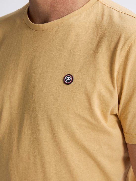 Donkergeel T-shirt met een klein rond logo met 'P' op de linkerborst.
