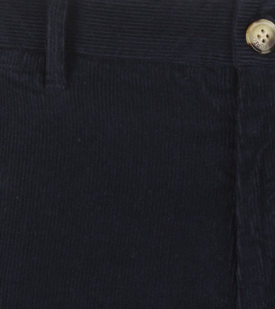 Sluiting van de donkerblauwe corduroy chino met een knoop en logoprint.