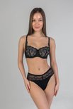 Model draagt een zwarte BH met witte kanten cups en bijpassende kanten slip.