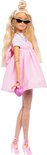 Barbiepop met lang blond haar, draagt een pastelroze babydolljurk, visnetpanty's en hartvormige handtas.