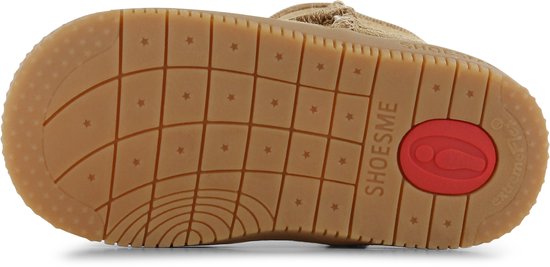 De onderkant van een bruine kinderlaars met sterpatroon en de tekst "SHOESME".
