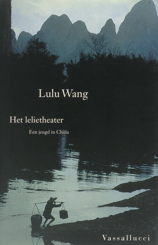 Boekomslag van 'Het lelietheter' van Lulu Wang, met een illustratie van een persoon met een juk en emmers bij een rivier met bergen op de achtergrond.