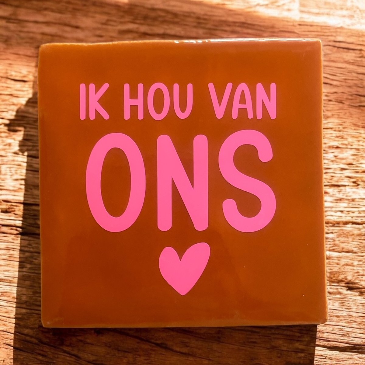 Hip Tegeltje met tekst-Ik Hou van Ons-Oranje-Spreuk-Cadeau-Geschenk-Gift-Kado-Zomaar-Verjaardag-Sint-Kerst-Feestdagen-Moederdag