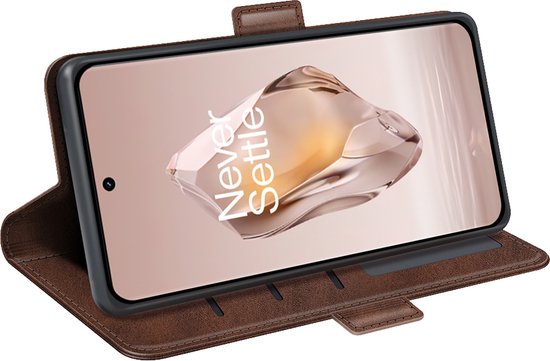 Bruin lederen telefoonhoes, opengeklapt met telefoon die "Never Settle" toont.