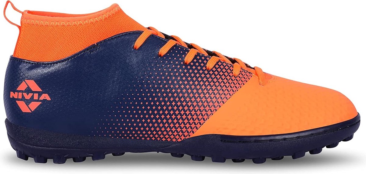 Nivia Ashtang voetbalschoenen in fluor oranje met blauwe accenten, ontworpen voor wendbaarheid en stabiliteit op het veld.
