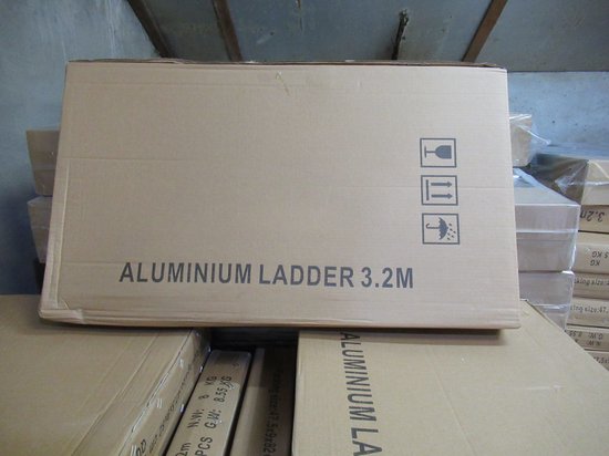 Kartonnen doos met "ALUMINIUM LADDER 3.2M" opdruk, met veiligheidssymbolen.