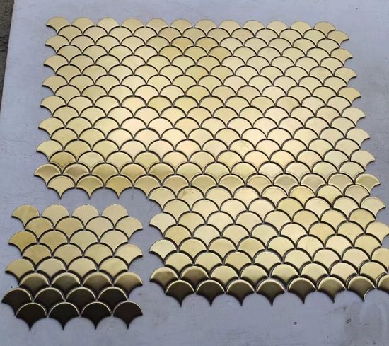 Gouden mozaïektegels in waaierpatroon, glanzend.