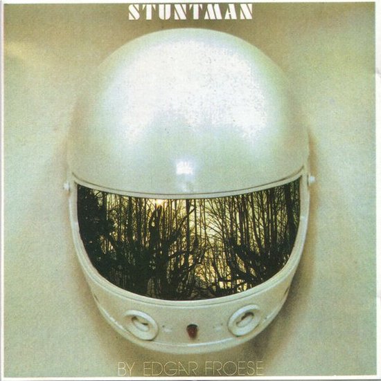 Witte helm met gespiegelde reflectie van een boslandschap.