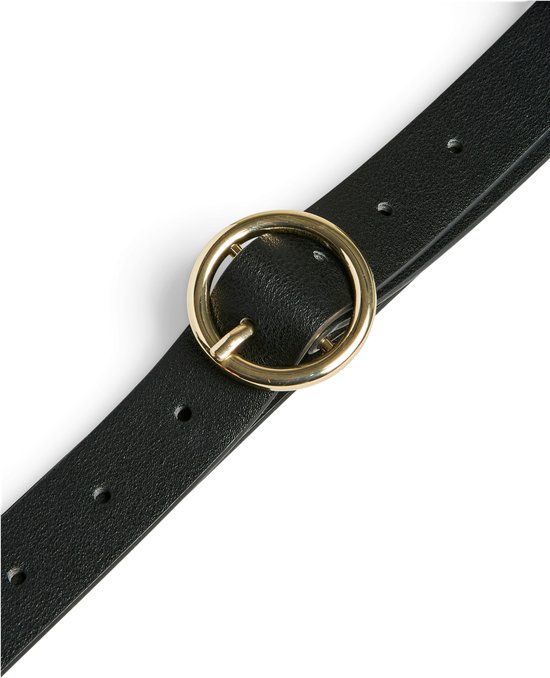 Zwarte riem met goudkleurige gesp op een witte achtergrond.