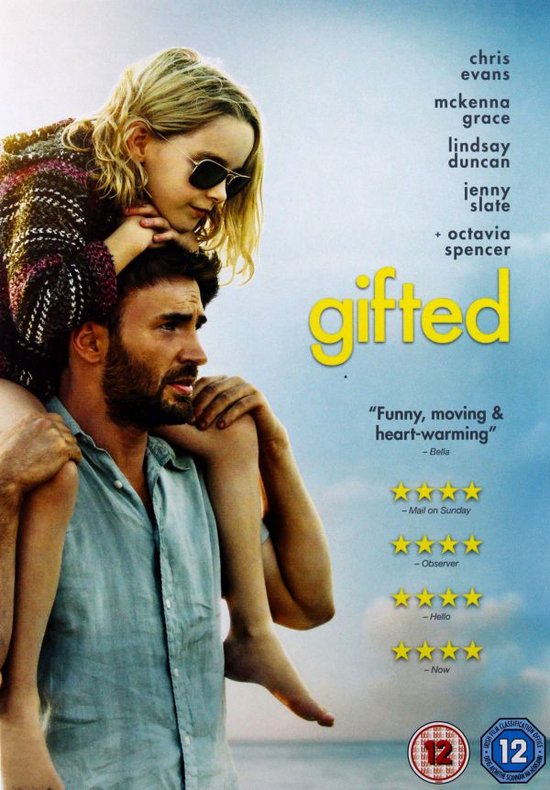 Chris Evans draagt McKenna Grace op zijn schouders, ze kijkt naar de camera met zonnebril.
