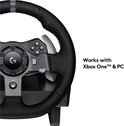 Close-up van een zwart racestuur met geperforeerd leer, metalen details en Xbox-knoppen. Werkt met Xbox One en pc.