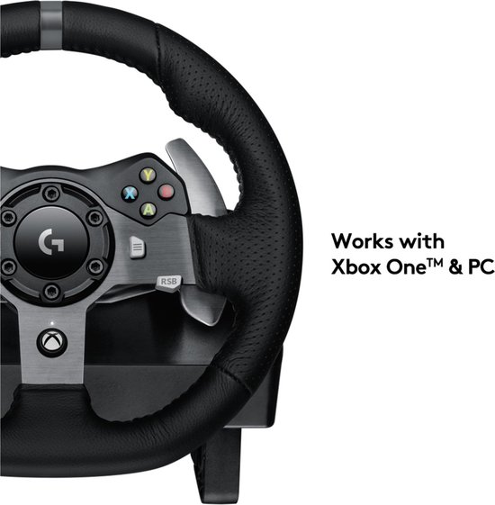 Close-up van een zwart racestuur met geperforeerd leer, metalen details en Xbox-knoppen. Werkt met Xbox One en pc.