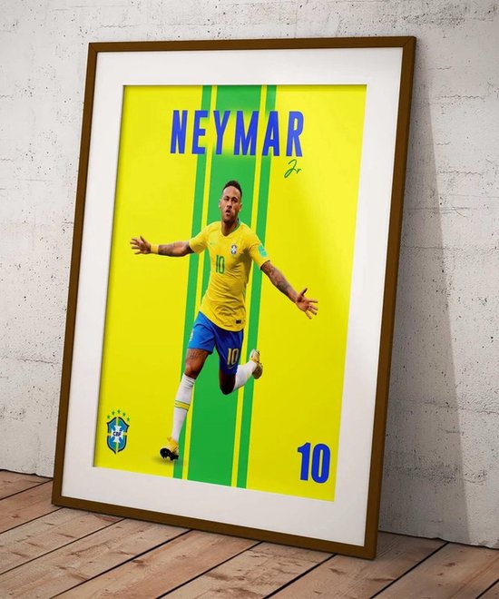 Neymar Jr. in een geel Braziliaans voetbalshirt met blauwe shorts, rennend met armen gespreid. Groene strepen op de achtergrond.