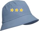 Lichtblauwe bucket hat met drie gele geborduurde sterren op de voorkant.