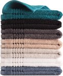 Une pile de serviettes dans diverses couleurs : bleu sarcelle, noir, gris, beige, gris clair, blanc et bleu.