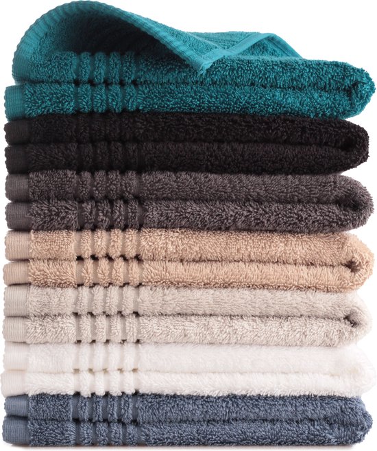 Une pile de serviettes dans diverses couleurs : bleu sarcelle, noir, gris, beige, gris clair, blanc et bleu.