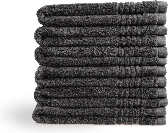 Une pile de serviettes gris foncé avec des détails côtelés.