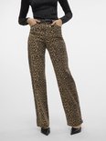 Model in zwarte top en broek met luipaardprint.