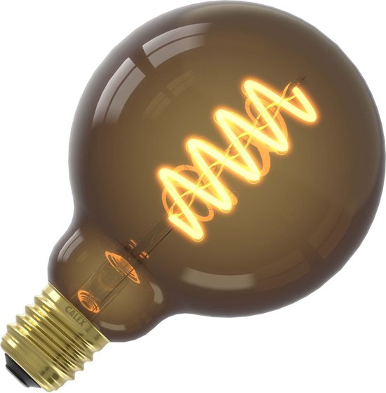 Rookglazen Calex globe LED lamp met een gouden E27 fitting, met gloeiende spiraalvormige filament.