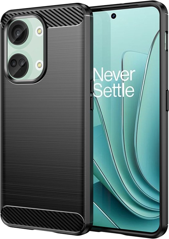 Coque de téléphone noire à texture brossée et bords aspect carbone, à côté d'un téléphone avec "Never Settle".