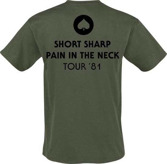 Legergroen t-shirt met zwarte tekst: 'SHORT SHARP PAIN IN THE NECK TOUR '81' en een klavertje vier symbool.