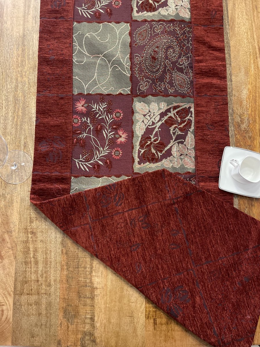 Home Trend - Kerst Tafelloper - Klassiek - 50x260 cm - Rood - Goud - Zilver - Geweven meubelstof - Afwasbaar