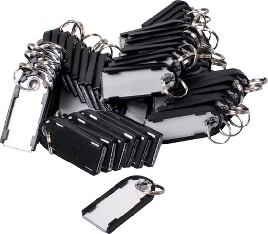 Zwarte magnetische sleutelhangers met een wit label, op een witte achtergrond. Eén is los, de rest ligt in een hoop.