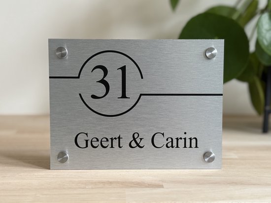 Zilverkleurig huisnummerbord met huisnummer '31' in een cirkel en namen.