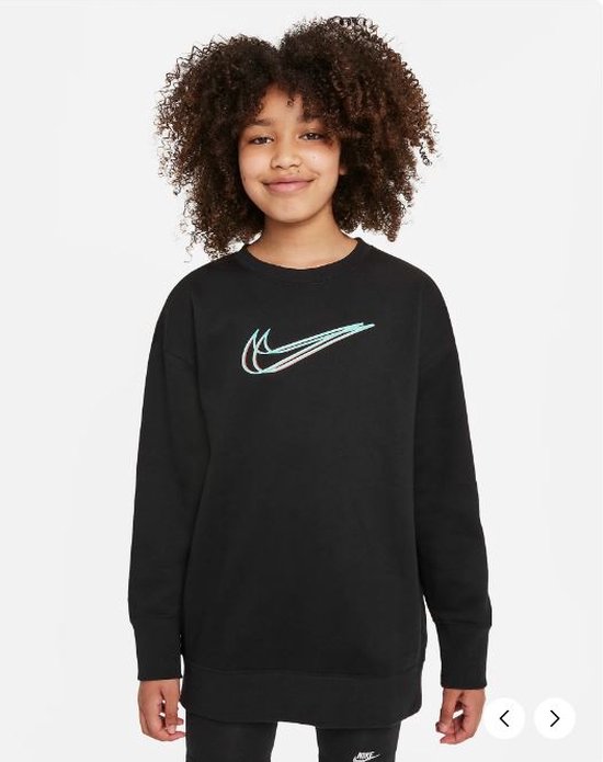 Zwarte Nike sweater met geborduurde, veelkleurige Swoosh op de borst, gedragen door een meisje met krullend haar.