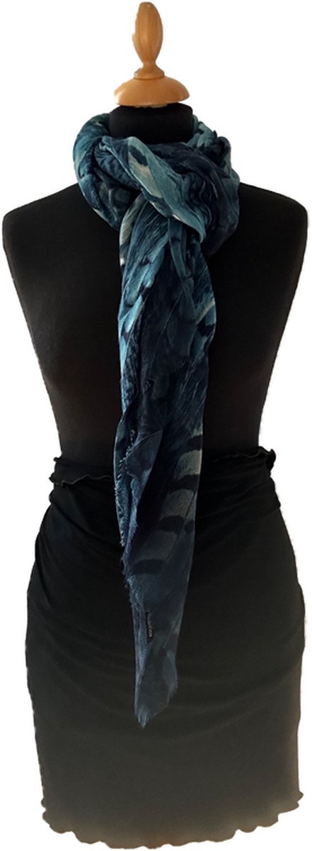 HIGHFIELD SHAWL DESSIN “VEREN” 100% MERINO WOL, 70CM X 180CM. KLEUR NAVY/JEANS